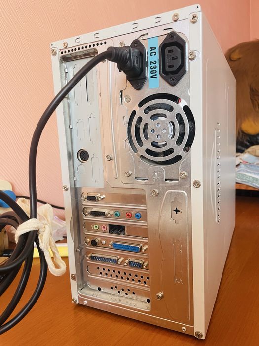 Продаю системний блок 2001р