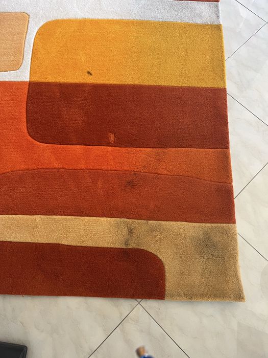 1 Tapetes Sala em tons castanhos e laranja