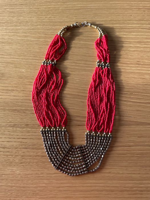 Colar étnico vermelho e dourado