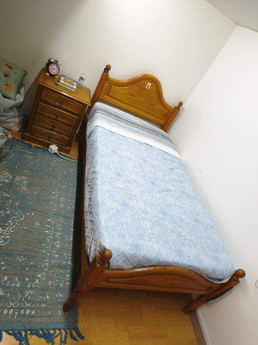 Cama de madeira maciça em ótimo estado com móvel