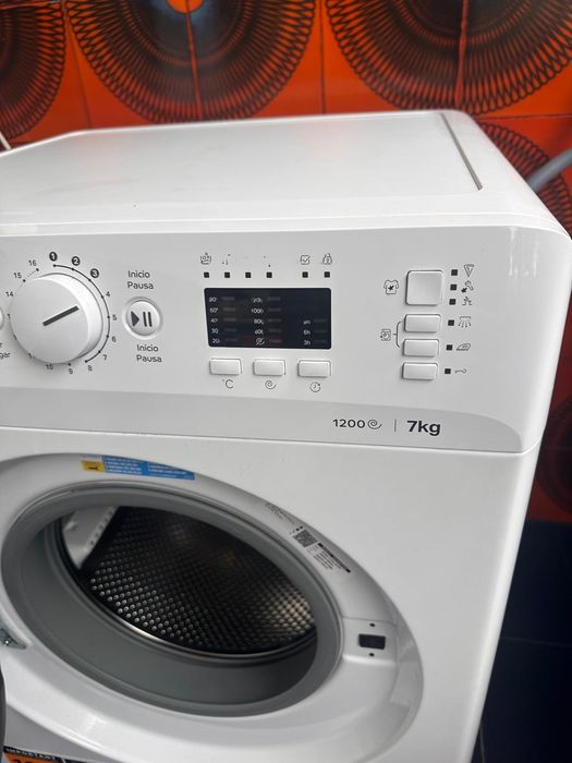 Máquina de lavar Indesit 7 quilos com pouco uso