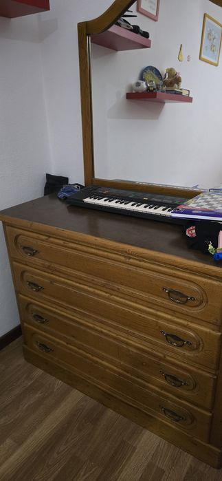 Vendo cómoda e duas mesas de cabeceira