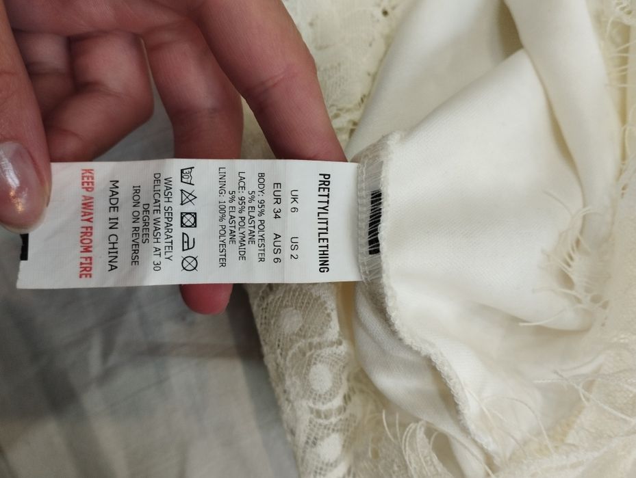 Biała koronkowa sukienka dopasowana