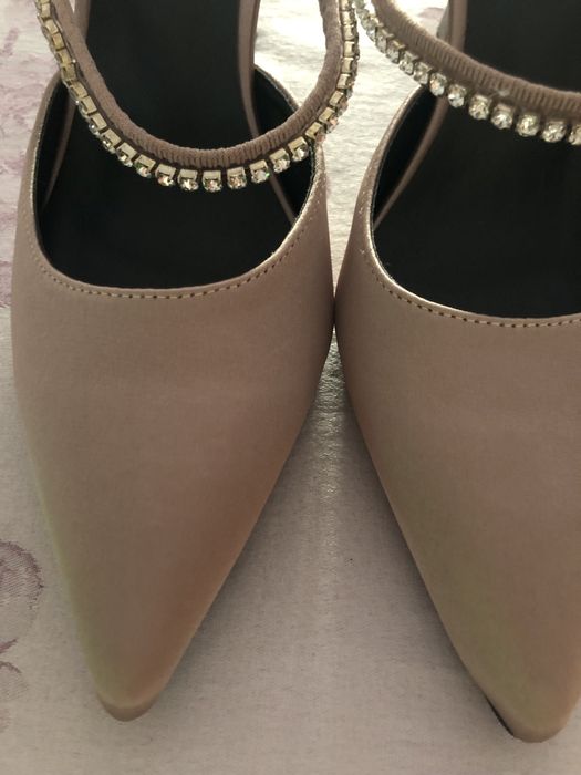 Sapatos novos com brilhantes