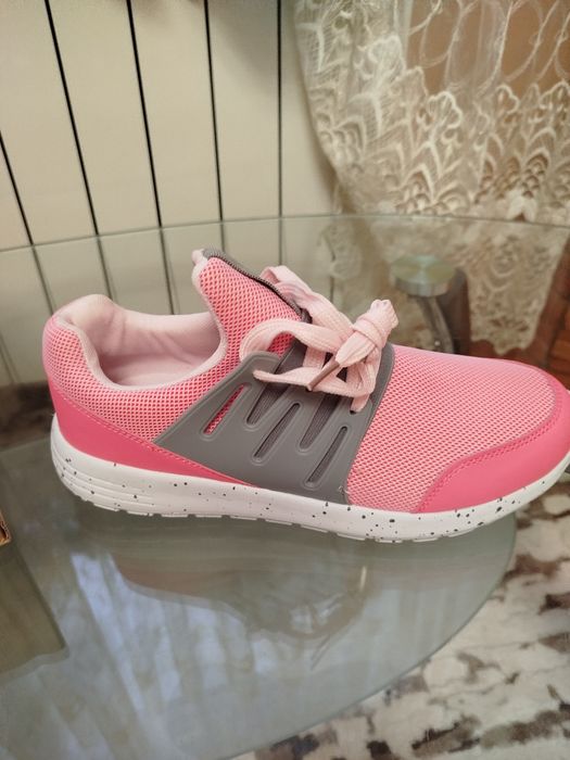 Кросівки жіночі. Нові.