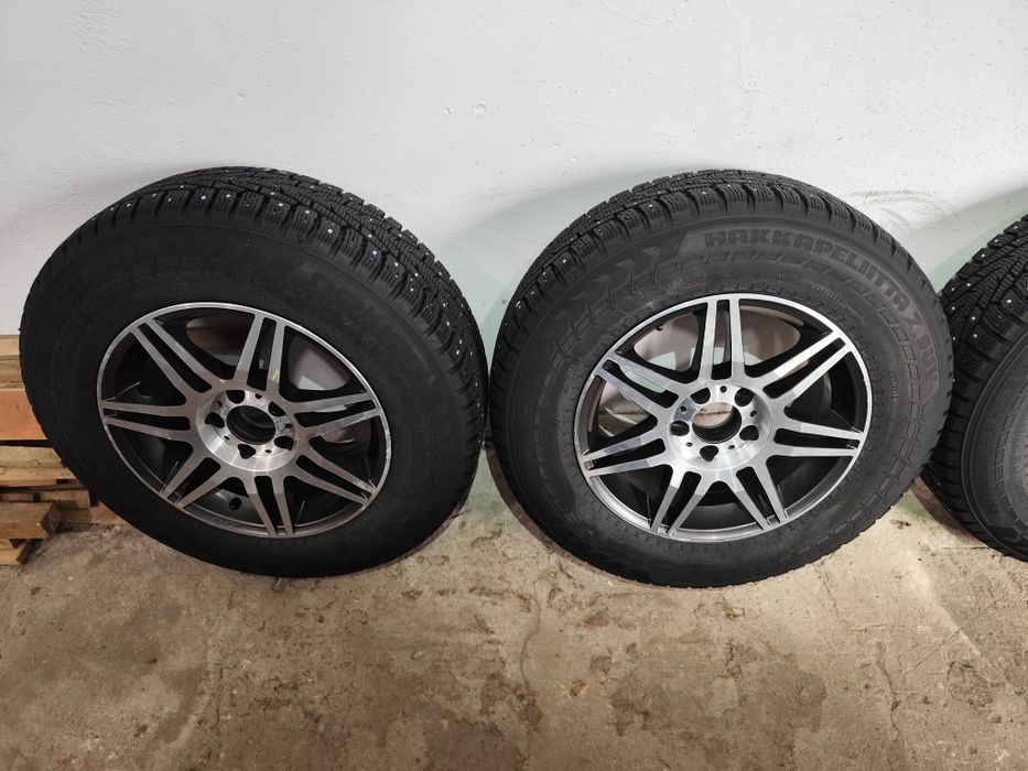 Диски і шиповані шини nokian hakkapeliitta  7 suv 215/70 R16