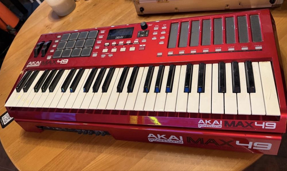 Akai Max49 MIDI-клавиатура