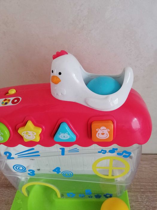 Zabawka to interaktywna Licząca kurka firmy Smily Play