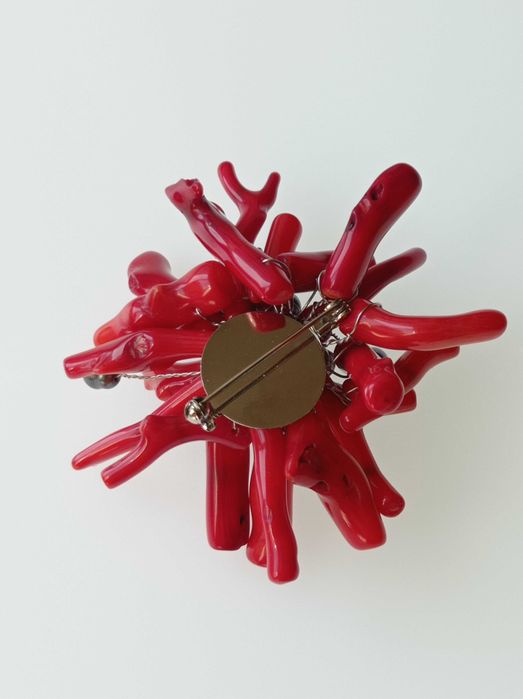 Эффектная брошь винтаж кораллы  жемчуг