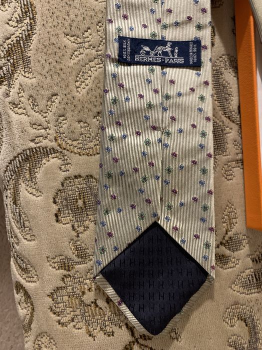 Krawat Hermes jedwabny w pudelku