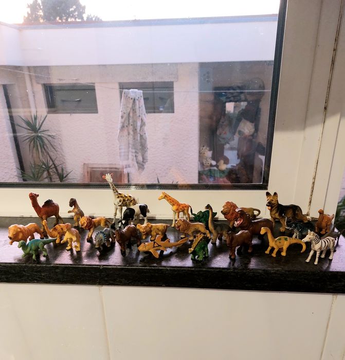 Vários animais de coleção em miniatura