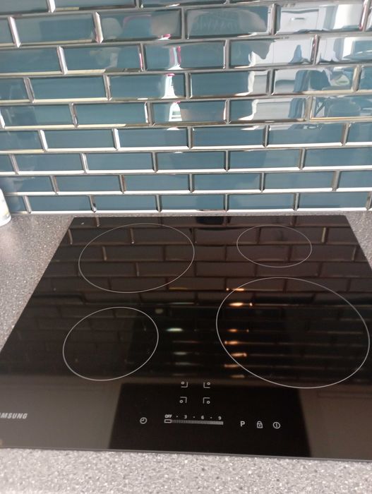 Doskonała płyta indukcyjna z małą wadą zewnętrzną. Działa idealnie!