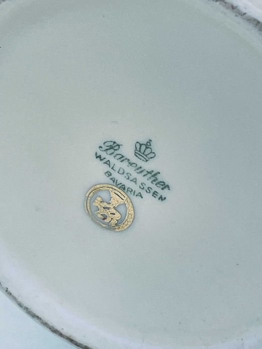 Duży wazon porcelanowy z rózami