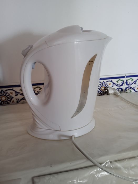 Jarro chaleira eléctrica 2€
