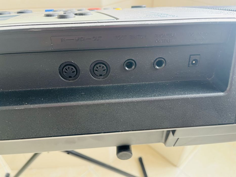 Órgão YAMAHA PSR-340 com suporte.