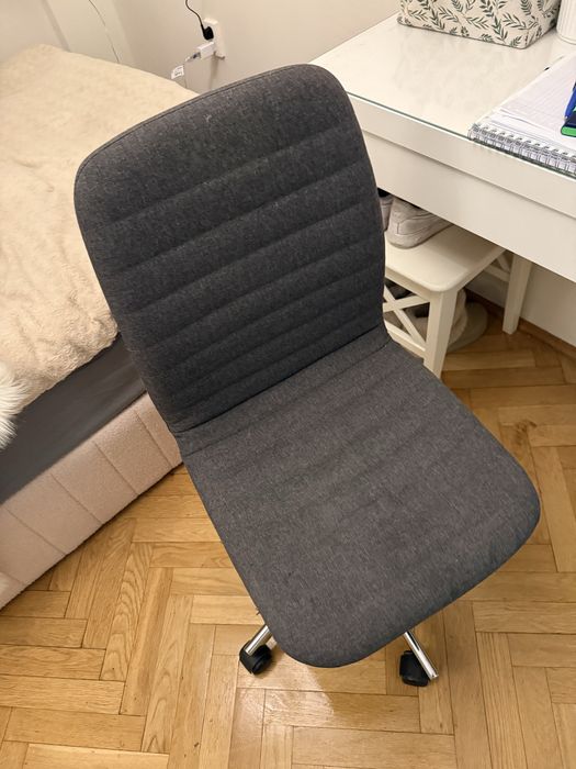Krzeslo obrotowe szare