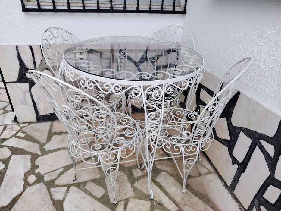 Conjunto de Mesa em Ferro Forjado e 4 Cadeiras