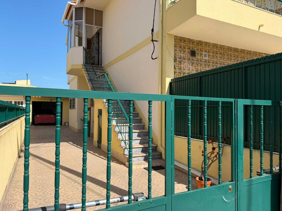 Andar de Moradia Vale de Milhaços T2 com Quintal e Garagem