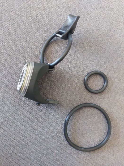 Lampka rowerowa Knog Blinder Square przód 8 trybów pracy oświetlenie