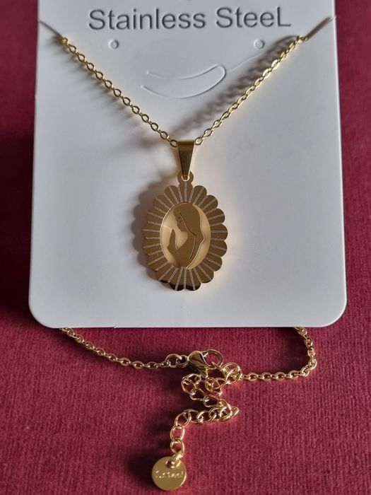 Colar prateado/dourado, em aço, com pingente da Nossa Senhora. Tem extensor