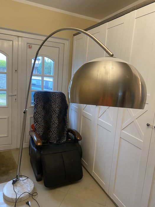 Modna lampa do salonu. Podstawa marmurowa.
