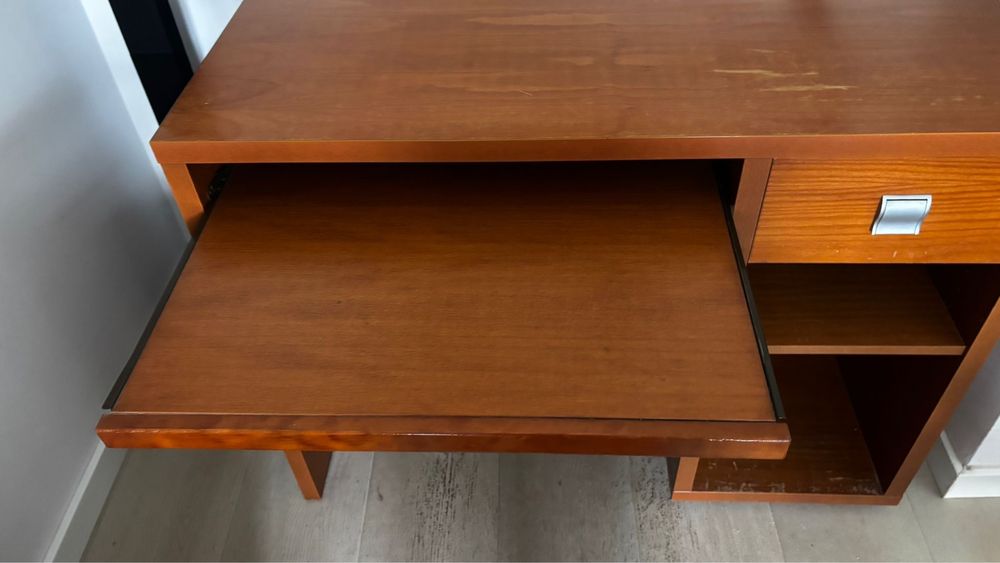 Mesa secretária com gavetas