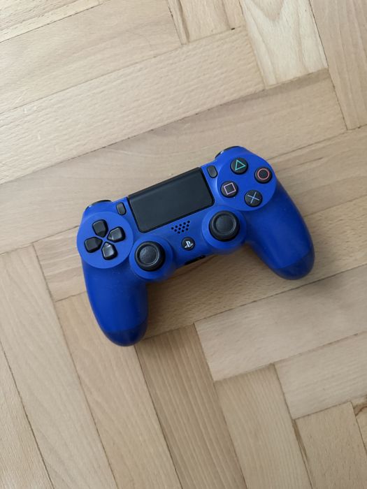 playstation 4 pro 1TB 2 gamepady