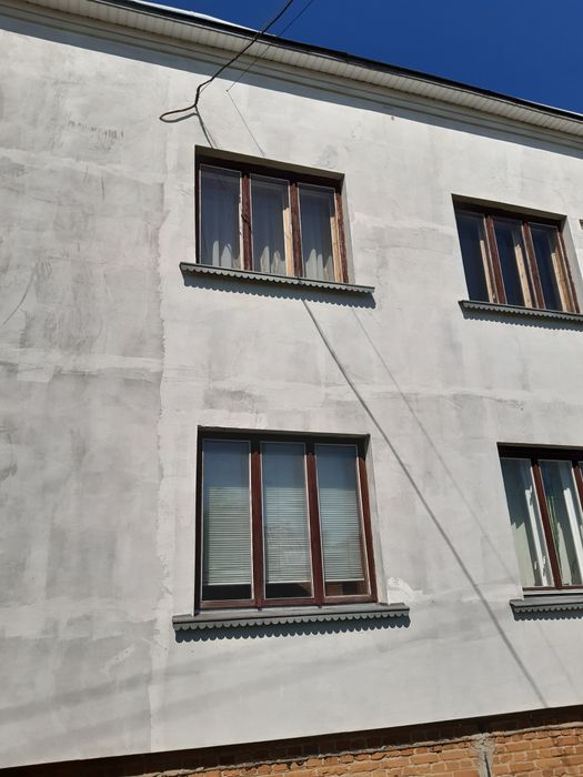 Вікна деревяні збережені. Засклені