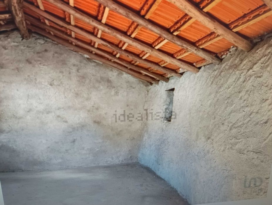 Vendo casinha em castanheira de pêra