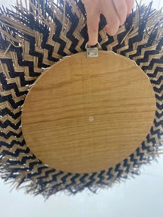 Espelho em ráfia e madeira  tons bege e preto