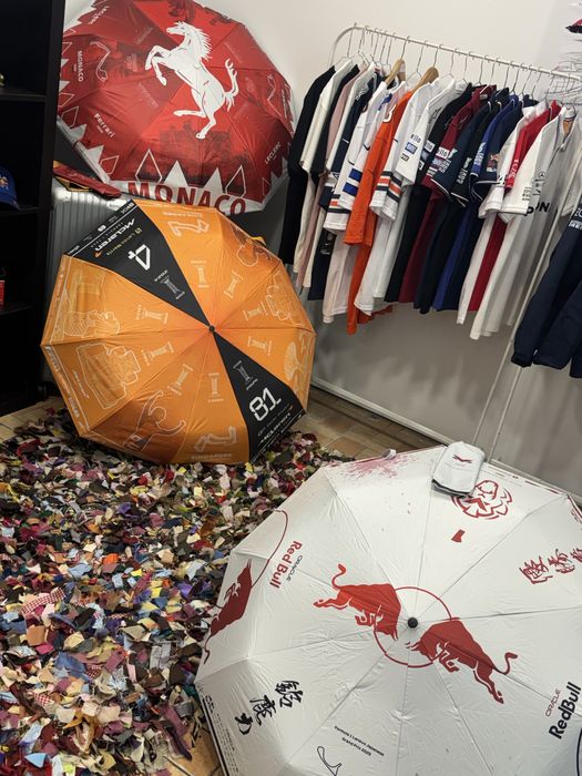 Chapéus de Chuva F1 lindos, Ferrari e McLaren