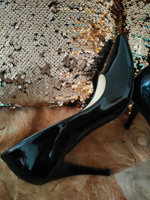 Czarne lakierkowe szpilki rozmiar 37