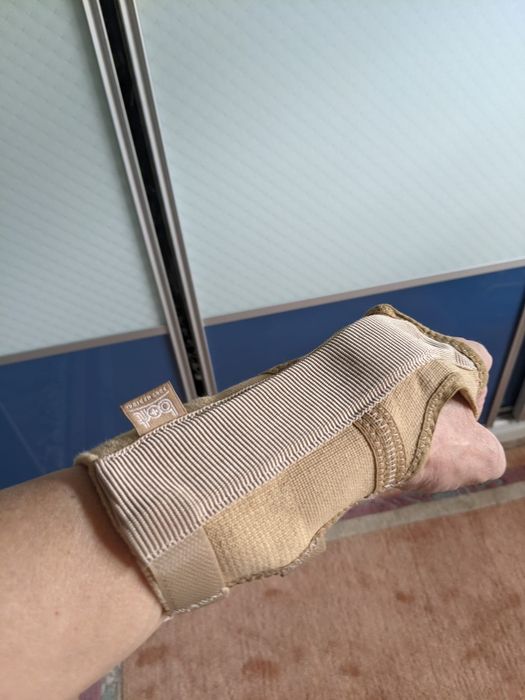 oferta do 2.01   Bandaż usztywniajacy na lewą rękę .terapia.