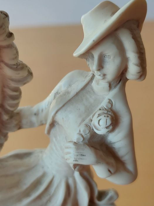 Estatueta de dama antiga a cavalo.