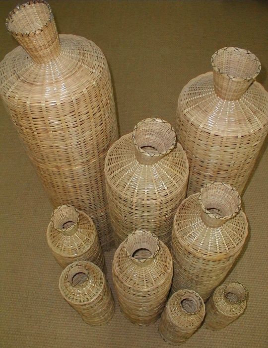 Conjunto de 9 garrafas em verga 132x28cm