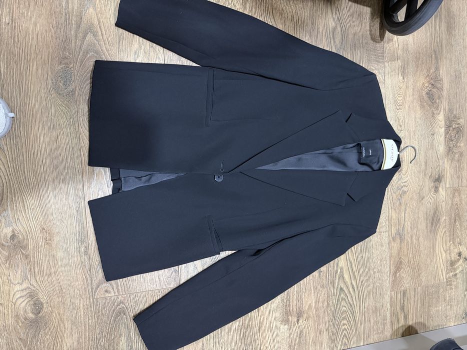 Піджак  чорний від бренду mango