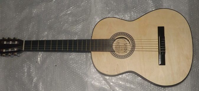 Guitarra clássica castanha sem verniz e kit