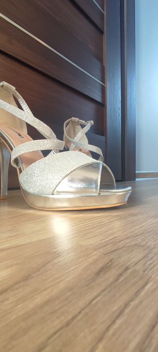 Szpilki srebrne na lekkiej koturnie 40