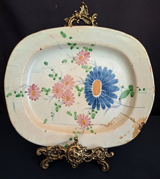 Travessa em faiança antiga com defeitos