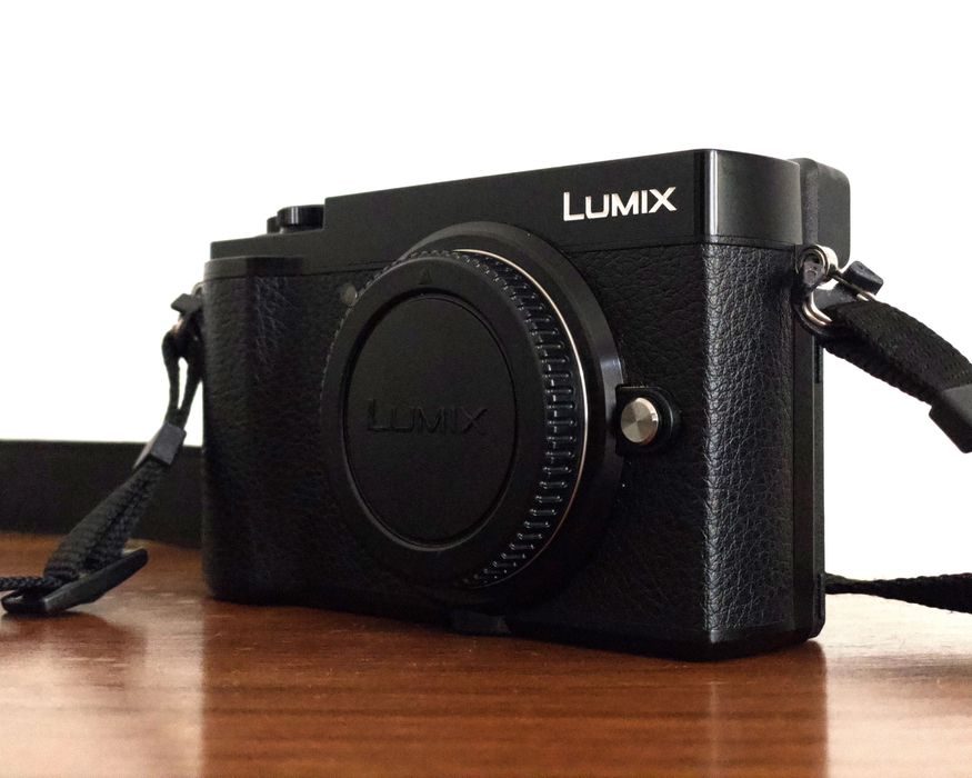 Panasonic Lumix DC-GX9 (corpo) com acessórios — excelente estado
