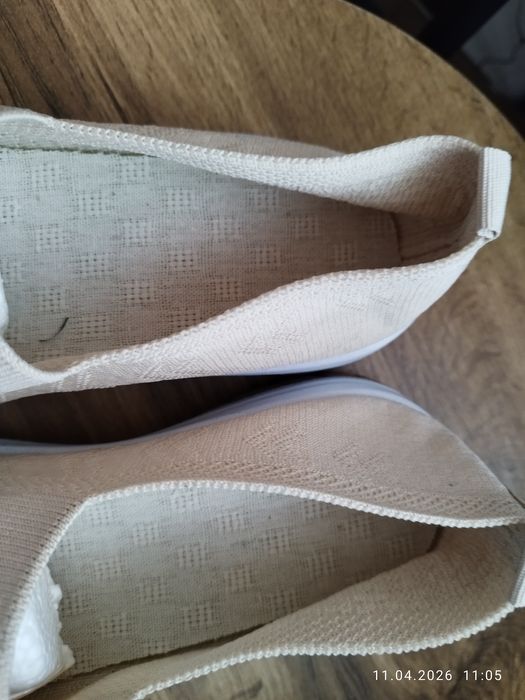 Beżowe, materiałowe, bardzo wygodne 41