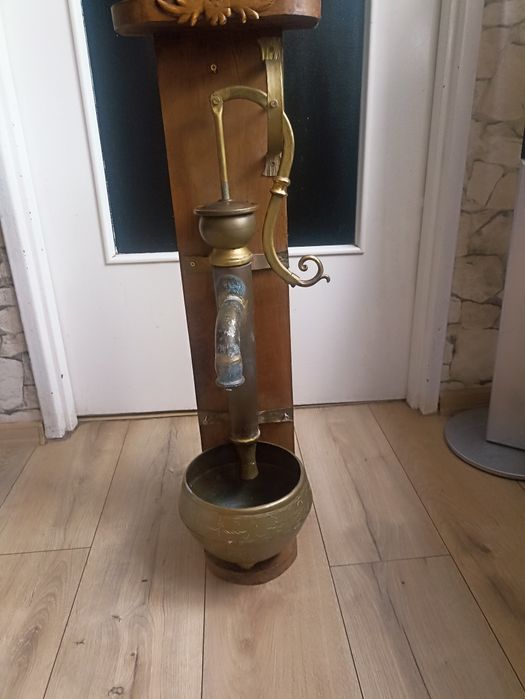 Zabytkowa  pompa fontanna