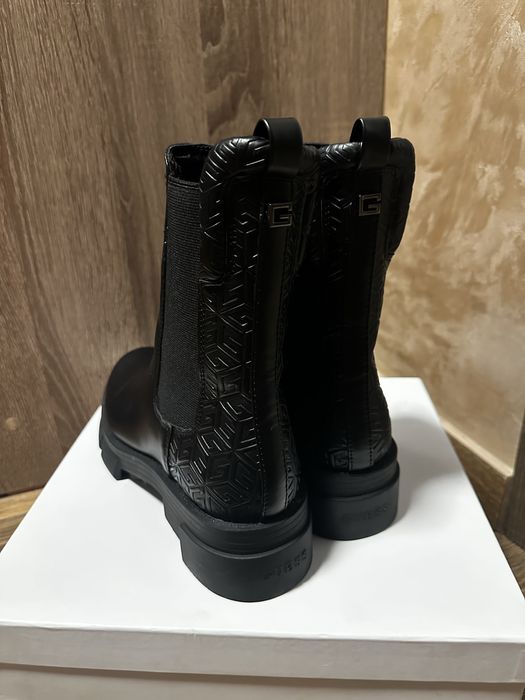 Нові черевики Guess