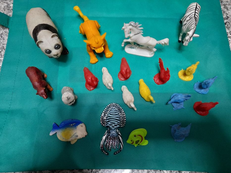 Bonecos e brinquedoa variados