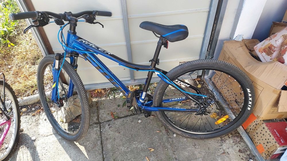 Rower młodzieżowy model MTB Storm Racer 1.0 na kołach 26 cali z ramą o rozmiarze 15 cali.