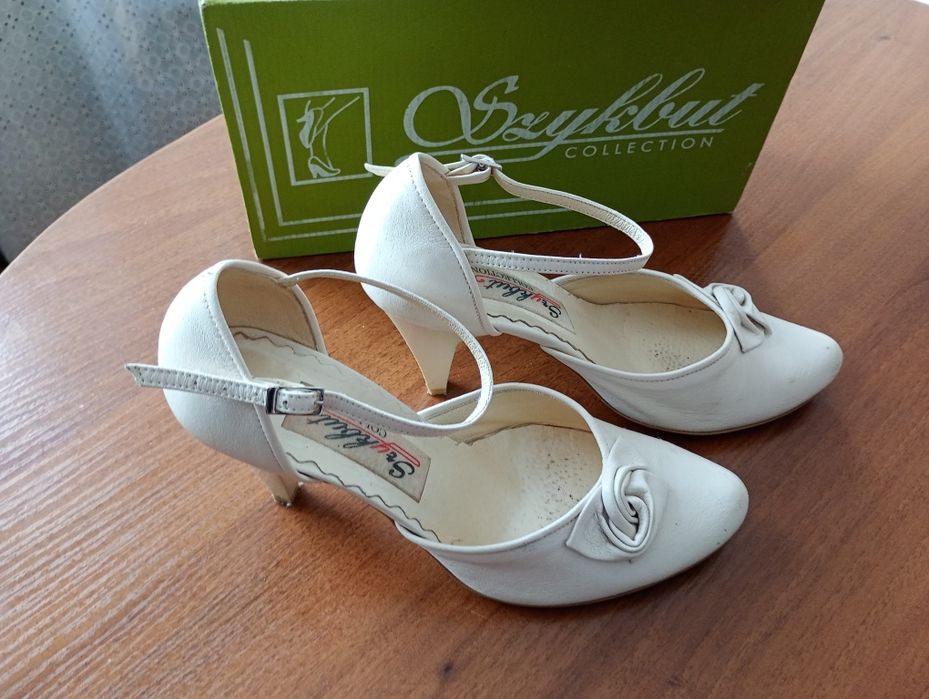 Ślubne buty skórzane z różą r.38