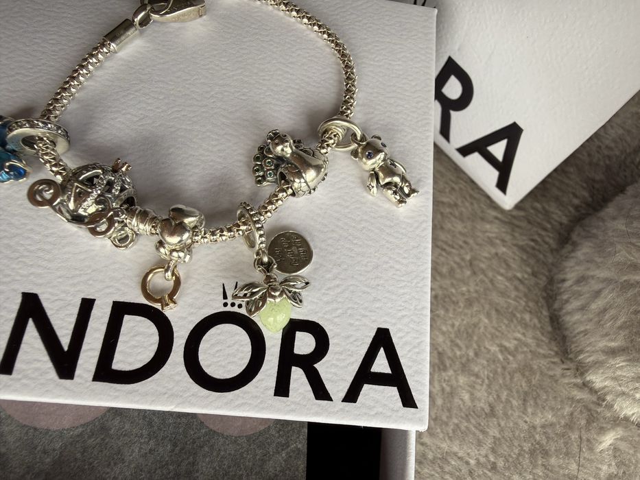 Conjunto pulseira Pandora e 6 charms