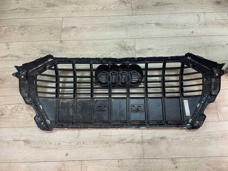Решітка радіатора Audi Q3 83A 18-