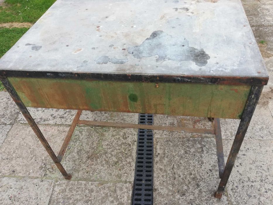 Stół warsztatowy z okresu PRL.