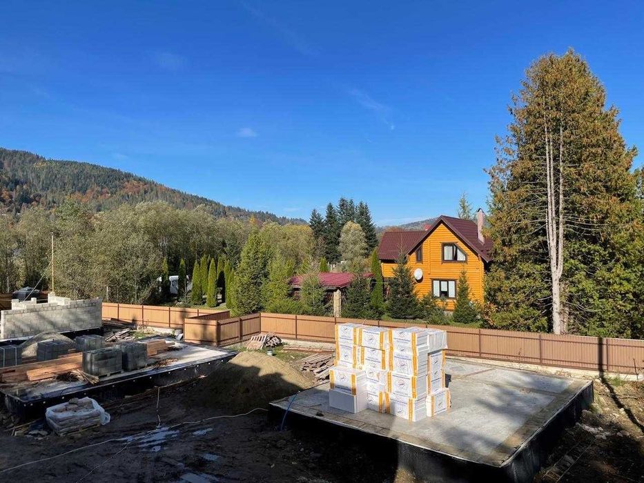 Приватний будинок у Микуличині . Закрита територія . 1 лінія від річки